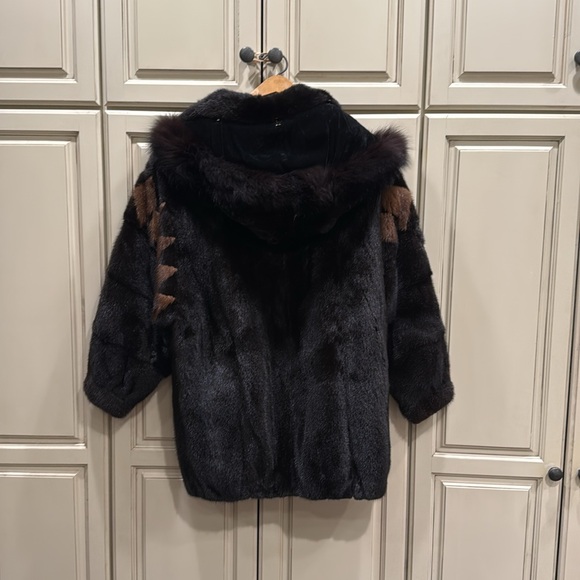 Female mink jacket with diamond pattern on sleeves - Picture 2 of 2